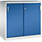 Ein grauer Aktenschrank mit blauen Schiebetüren und silbernen Griffen vor neutralem Hintergrund.