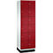 Ein hoher Schrank mit roten Türen und silbernen Knöpfen. Die Seiten sind weiß. Er steht auf einem schwarzen Sockel.
