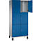 Blauer Spind mit vier Türen, eine ist geöffnet. Der Schrank steht auf schwarzen Füßen.