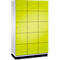 Schrank mit 12 neongelben Türen, die durch schwarze Linien getrennt sind, auf einem schwarzen Sockel. 