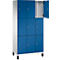 Ein blauer Spind mit neun Türen, eine ist geöffnet. Das Gehäuse ist weiß, die Füße schwarz.