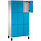 Schrankwand mit blauen Türen, eine Tür geöffnet. Der Schrank steht auf schwarzen Füßen.