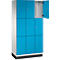 Schrank mit neun hellblauen Türen, eine davon geöffnet.