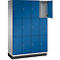 Blauer Schrank mit 12 Fächern, ein Fach geöffnet.