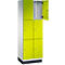 Schrank mit sechs neon-gelben Türen, eine Tür ist geöffnet. Der Schrank steht vor weißem Hintergrund.