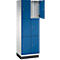 Schrank mit blauen Türen, eine davon geöffnet. Innenraum weiß, restliche Türen geschlossen.