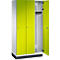 Ein Spind mit drei Türen. Zwei geschlossene, gelbgrüne Türen stehen links, die rechte Tür ist geöffnet.