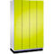 Gelber Spindschrank mit vier Türen, silbern glänzenden Türgriffen und weißem Rahmen.