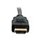 Nahaufnahme eines schwarzen HDMI-Kabels mit goldenem Anschluss, der auf weißem Hintergrund isoliert ist.