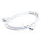 Ein weißes USB-Kabel, das auf weißem Hintergrund gewunden liegt. An einem Ende befindet sich ein USB-Stecker, am anderen eine USB-Buchse.