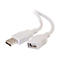Weißes USB-Verlängerungskabel mit Stecker und Buchse auf weißem Hintergrund.