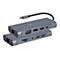 Grauer USB-C-Hub, der auf einer anderen liegt, mit verschiedenen AnschlÃ¼ssen. Ein Kabel mit Stecker ragt heraus.