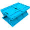 Caja de plástico plegable azul claro, parcialmente plegada. La caja está abierta y tiene una superficie texturizada.