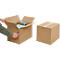 Persona abriendo una caja de cartón con un cuchillo, junto a una caja cerrada.