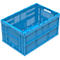 Caja de plástico abierta azul claro con paredes laterales perforadas. Vista en perspectiva.