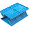 Caja de plástico plegable azul claro en posición semiabierta. Tiene agujeros y ranuras.