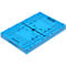 Caja de plástico rectangular azul claro con orificios de ventilación. Vista detallada superior.