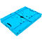 Caja de transporte plegable de plástico azul claro. Vista superior.