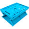 Caja de transporte azul claro plegable, parcialmente desplegada.