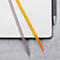 Carnet avec deux signets, un gris et un jaune. Un stylo est posé sur le bord.