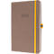 Cahier marron avec élastique jaune et année 2026.