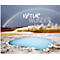 Arc-en-ciel au-dessus d'une source thermale bleue scintillante. Les mots "NATUR WUNDER" ornent l'image.