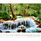 Cascade d'eau dans une nature luxuriante. Au premier plan, l'eau coule sur les rochers, derrière, un lac vert émeraude. Calendrier avec dates.