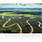 Vue aérienne d'une rivière serpentant à travers une forêt verdoyante. Ciel bleu avec des nuages au-dessus. Calendrier en bas.