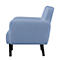 Fauteuil bleu clair de côté, pieds noirs, fond blanc.