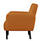 Un fauteuil marron de côté, avec des pieds noirs. La chaise est représentée sur fond blanc.