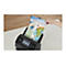 Eine Hand hält ein Blatt Papier in einen schwarzen Canon-Scanner. Auf dem Blatt stehen "10-Tages-Backpacking" und eine Weltkarte.