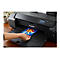 Schwarzer Canon Drucker, bedruckt ein Bild mit bunten Fischen, Person legt es in das Ausgabefach. Details: Bildschirm, Bedienknöpfe.