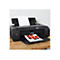 Schwarzer Canon PRO-200 Drucker, der ein farbiges Foto druckt. Papierausgabe offen. Auf einem Holztisch vor einer weißen Ziegelwand.