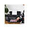 Eine Person legt ein gedrucktes Bild in einen schwarzen Canon PRO-200 Drucker ein. Auf dem gedruckten Bild sind Spiegeleier zu sehen.