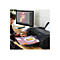 Eine Frau druckt ein Bild mit Essen auf einem Canon-Drucker, das auf einem Monitor entworfen wurde.