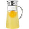 Carafe en verre remplie de jus jaune avec une tranche d'orange, couvercle et poignée en acier inoxydable, fond blanc.