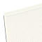 Gros plan d'un bloc-notes quadrillé avec de fines lignes bleues sur du papier crème. Le bord supérieur est blanc.