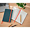 Carnet vert avec marque-page rouge. Carnet ouvert avec pages quadrillées et stylo. Sur surface en bois.