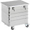 Caja de transporte rectangular plateada con tapa, dos cerraduras y ruedas.