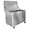 Caja de aluminio plateada con tapa abierta sobre ruedas.