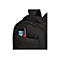 Schwarzer Rucksack mit einer Tasche, in der sich ein Smartphone befindet.