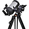 Un télescope sur trépied, avec support pour smartphone. Le tube est argenté, le trépied noir.