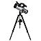 Un télescope gris sur un trépied noir, sur fond blanc.