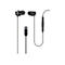 Schwarze In-Ear-Kopfhörer mit USB-C-Anschluss, Kabelfernbedienung und Silikonaufsätzen vor weißem Hintergrund.