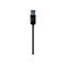 USB-C Stecker mit schwarzem Gehäuse und eingeprägtem C-Logo an einem schwarzen Kabel vor weißem Hintergrund.