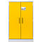 Armoire jaune à deux portes. Autocollants avec symboles et texte. Poignées noires, cadre blanc.