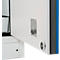 Close-up van een witte deur met een metalen plaat en magneetsluiting. Rechts is een blauwe streep.