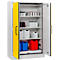 Een open, geel en witte kast met chemische containers en flessen van verschillende groottes op planken.