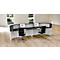 Een elegante receptiebalie met twee schermen en bureaustoelen ervoor.