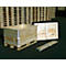 Caja de madera sobre palet con panel lateral extraído y pieza suelta.